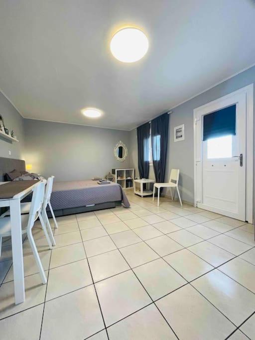New, Modern And Cozy In Apartment *